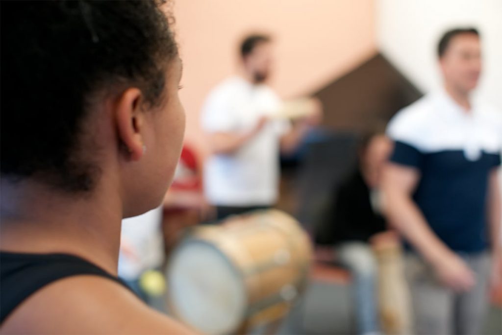 Adrián Sabogal dio un taller de arreglos de músicas del Pacífico colombiano a estudiantes de Música.