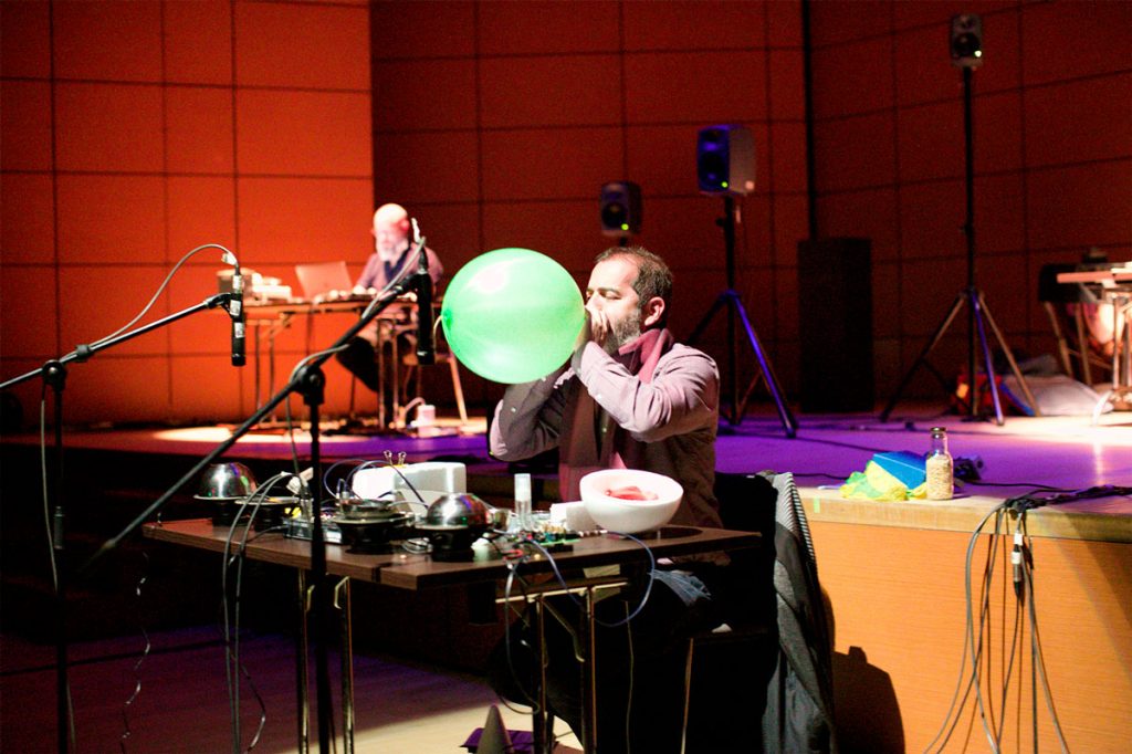Evento que reúne artistas nacionales e internacionales en torno a la música experimental.