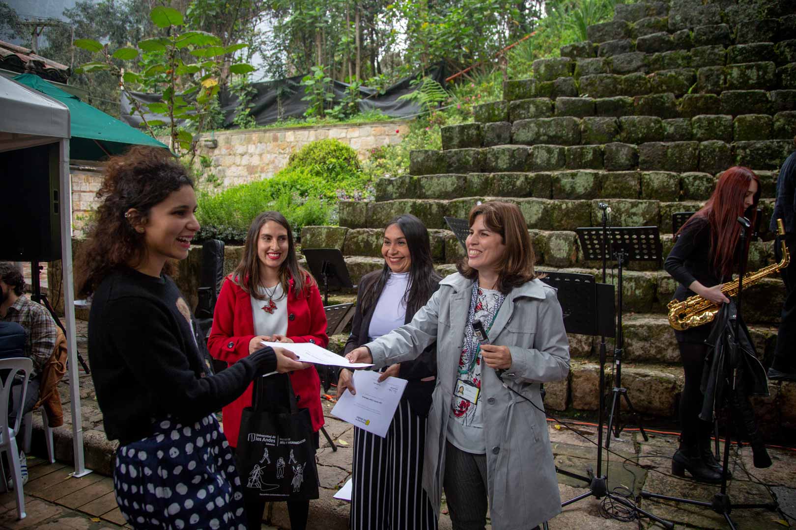 Galería – Almuerzo de graduandos de pregrado y posgrado de la Facultad de Artes y Humanidades Galería – Almuerzo de graduandos de pregrado y posgrado de la Facultad de Artes y Humanidades