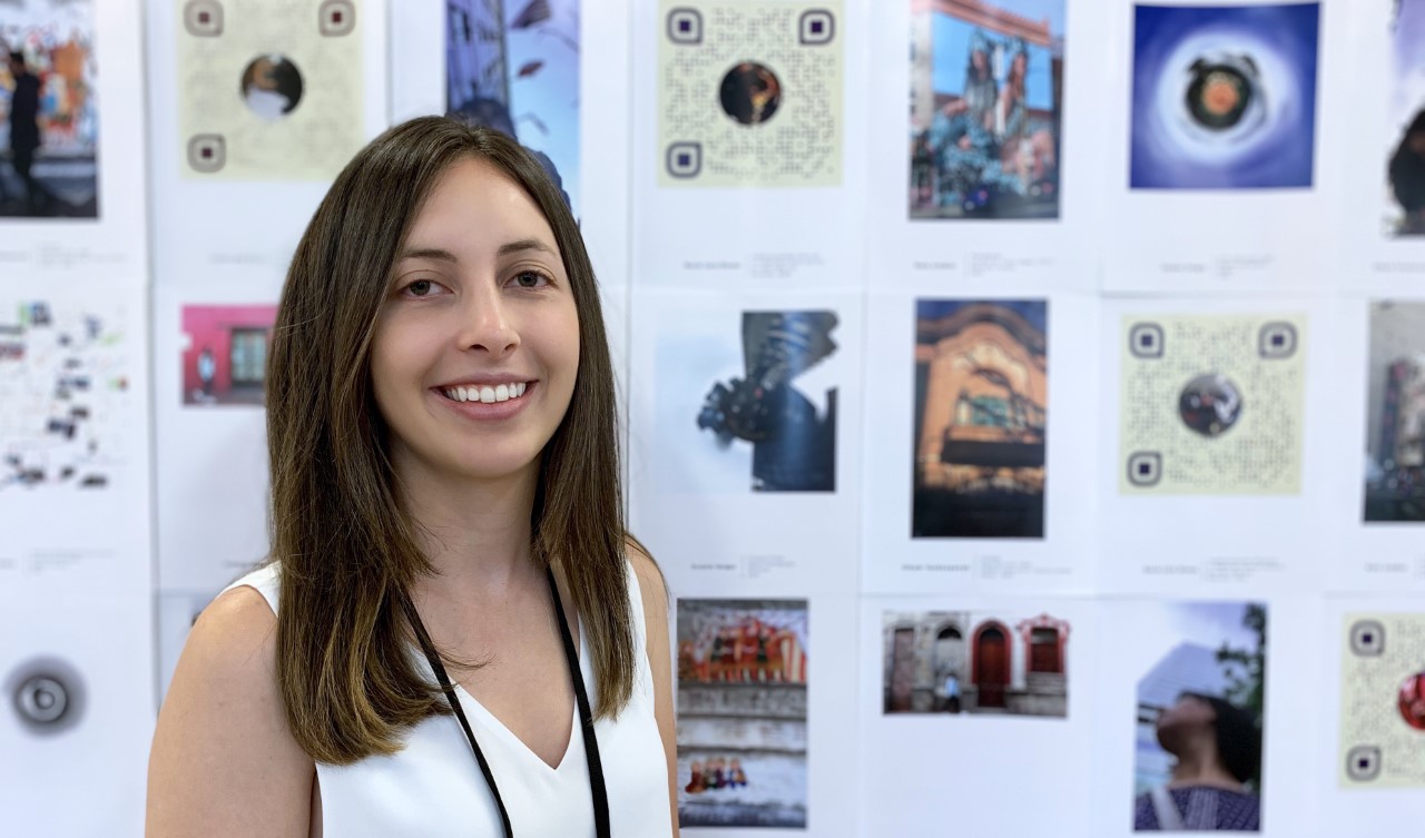 Nuestra egresada presentó su proyecto sobre educación para el posconflicto por medio del arte.