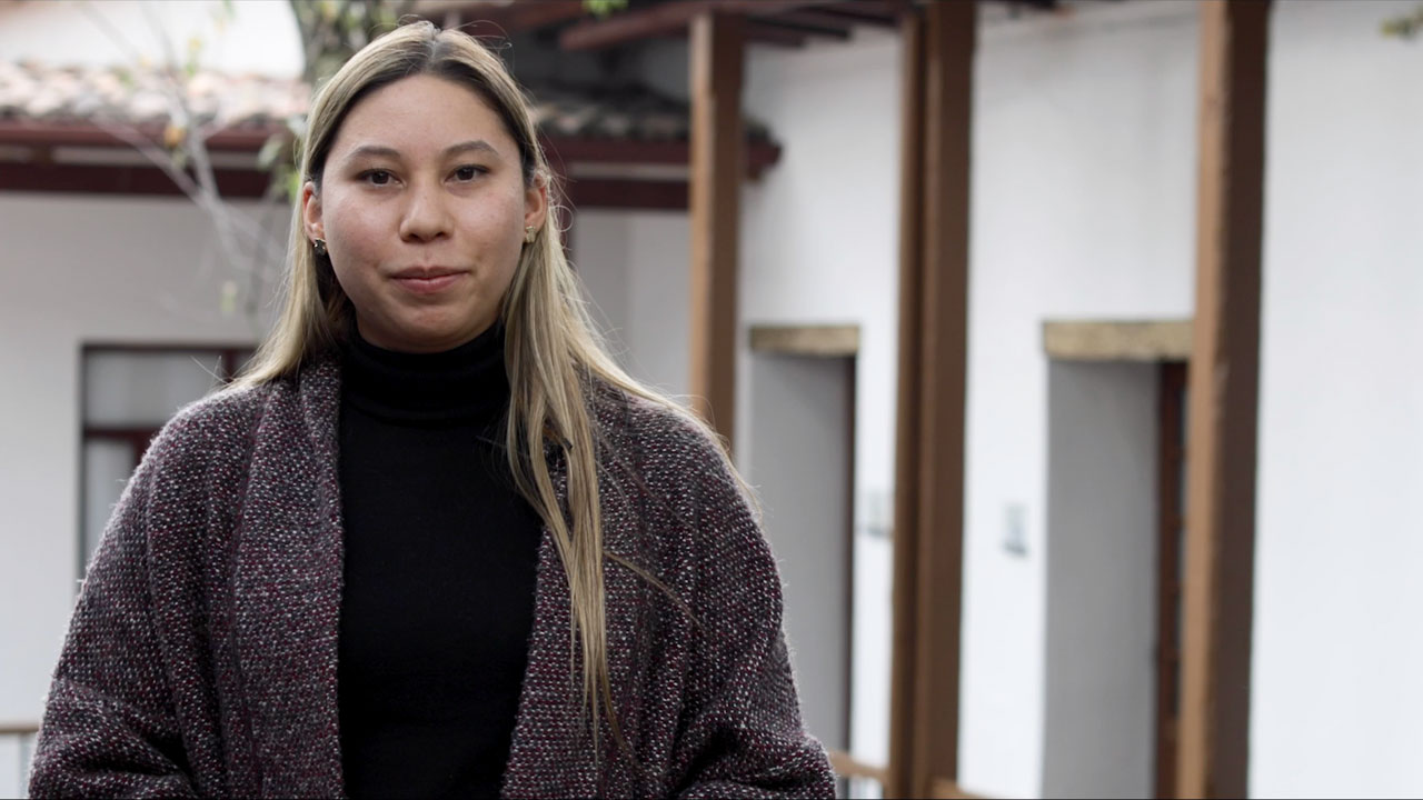 En la actualidad adelanta su proyecto sobre lo colonial en el arte para el CIC de la Facultad