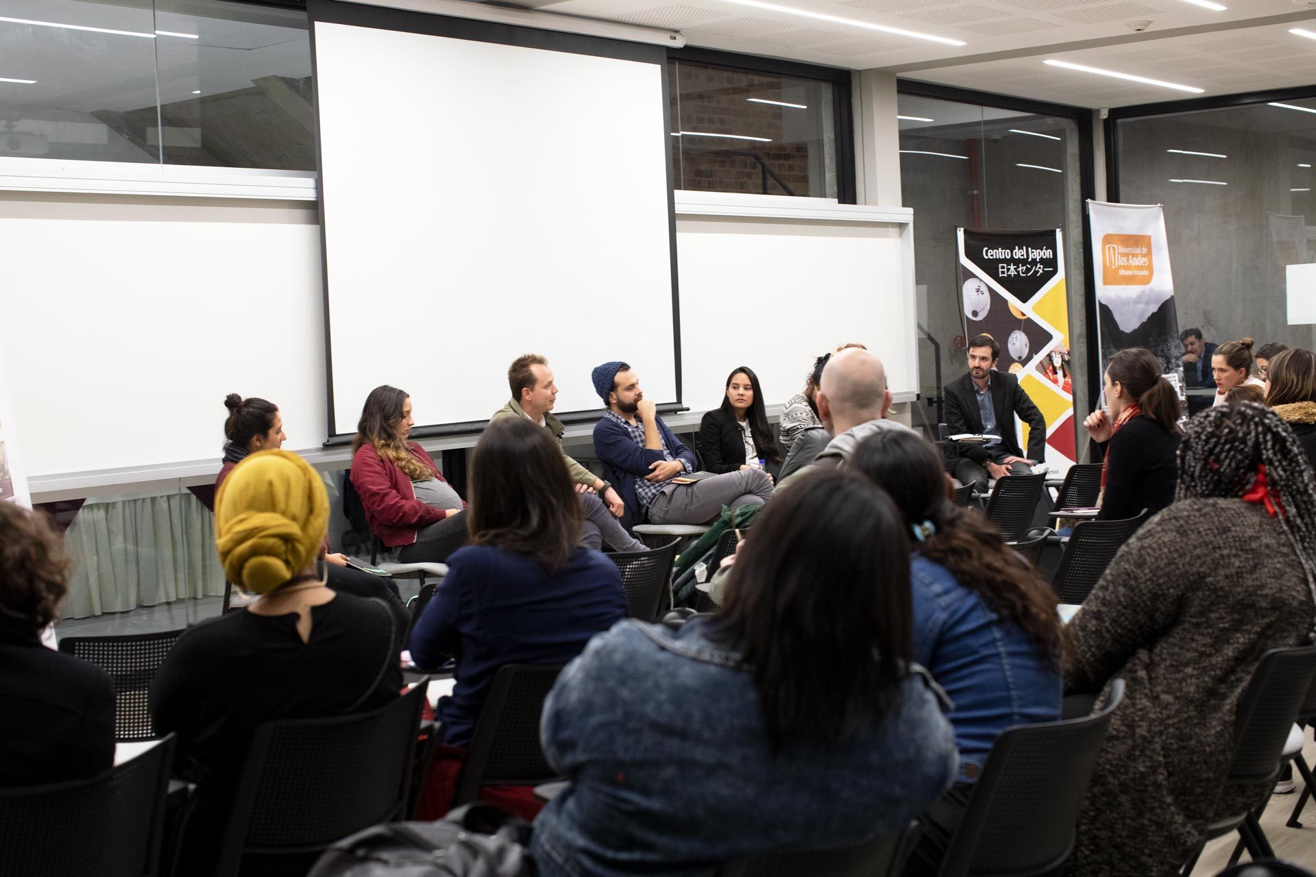 Egresados, profesores y estudiantes de la Maestría en Periodismo se reunieron en el lanzamiento.