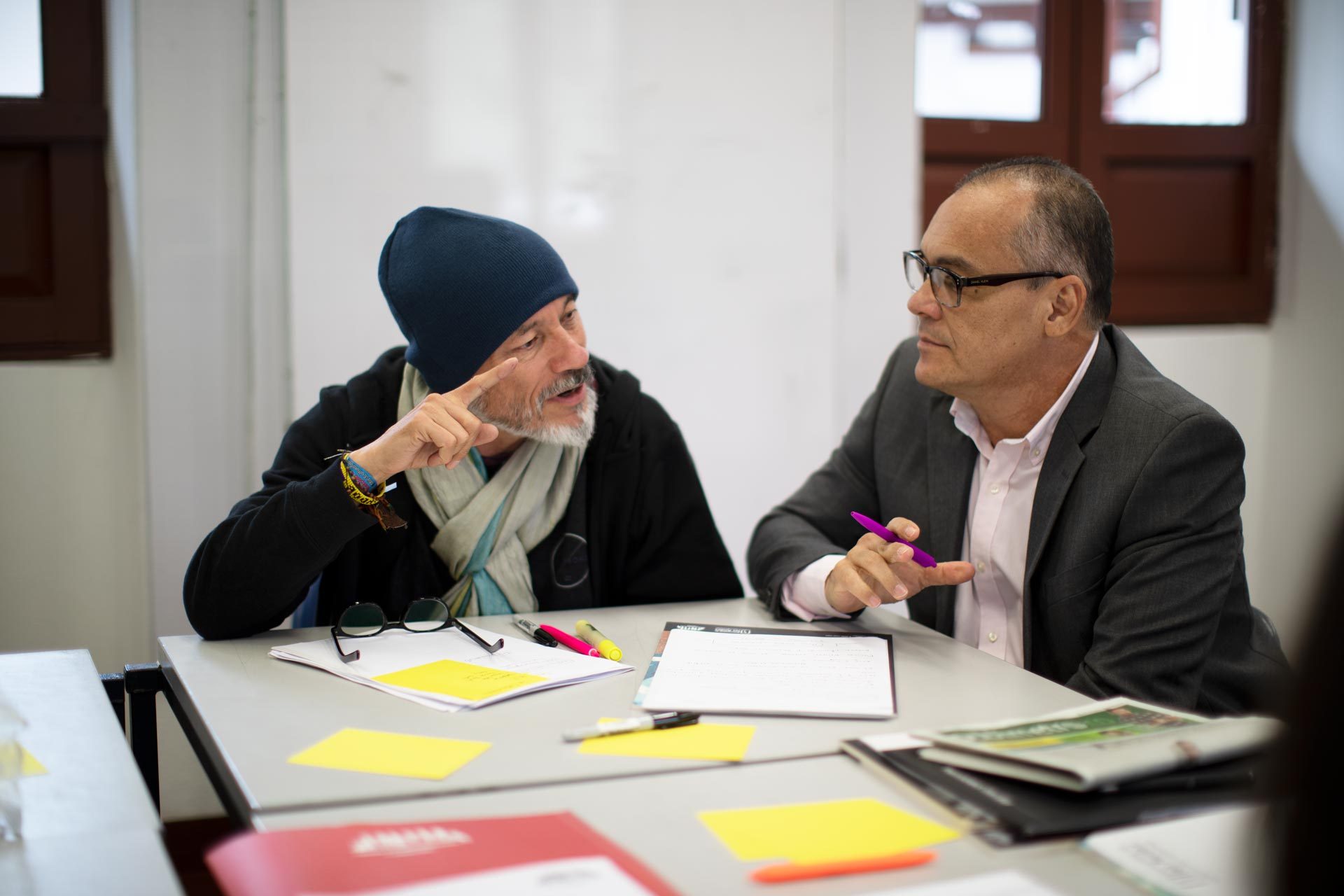 Temas clave: calidad, valor económico del arte, tensiones regionales y globales y el papel de la universidad.