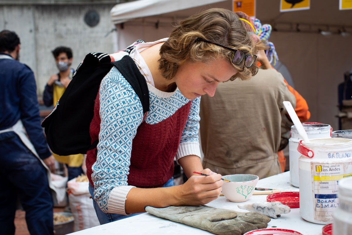 Alice, estudiante de intercambio, nos muestra el proceso de su cerámica en la quema experimental Rakú.