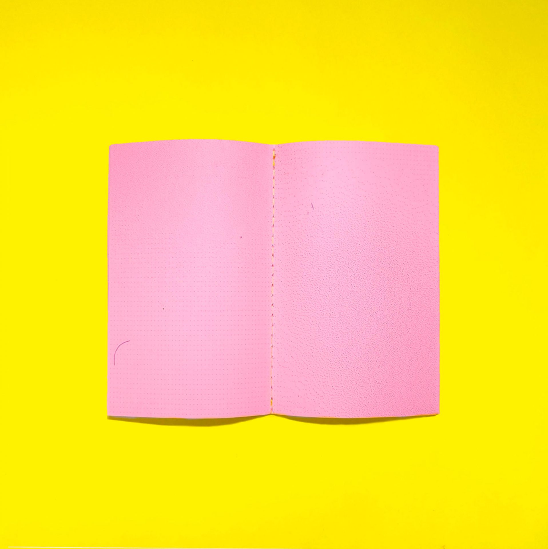 Los primeros productos fueron una libreta y un mantel. En ARTBO lanzarán el tercero.