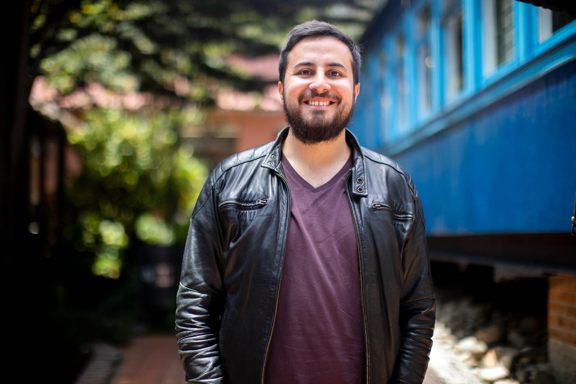 Sebastián Payán frente a los vagones azules de Cerosetenta