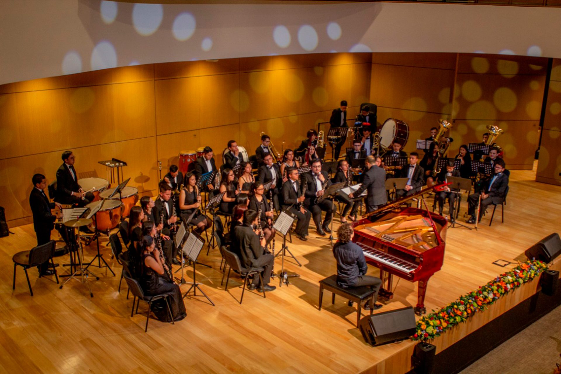 Interpretó Rhapsody in Blue de George Gershwin con la Banda Sinfónica de Cajicá.