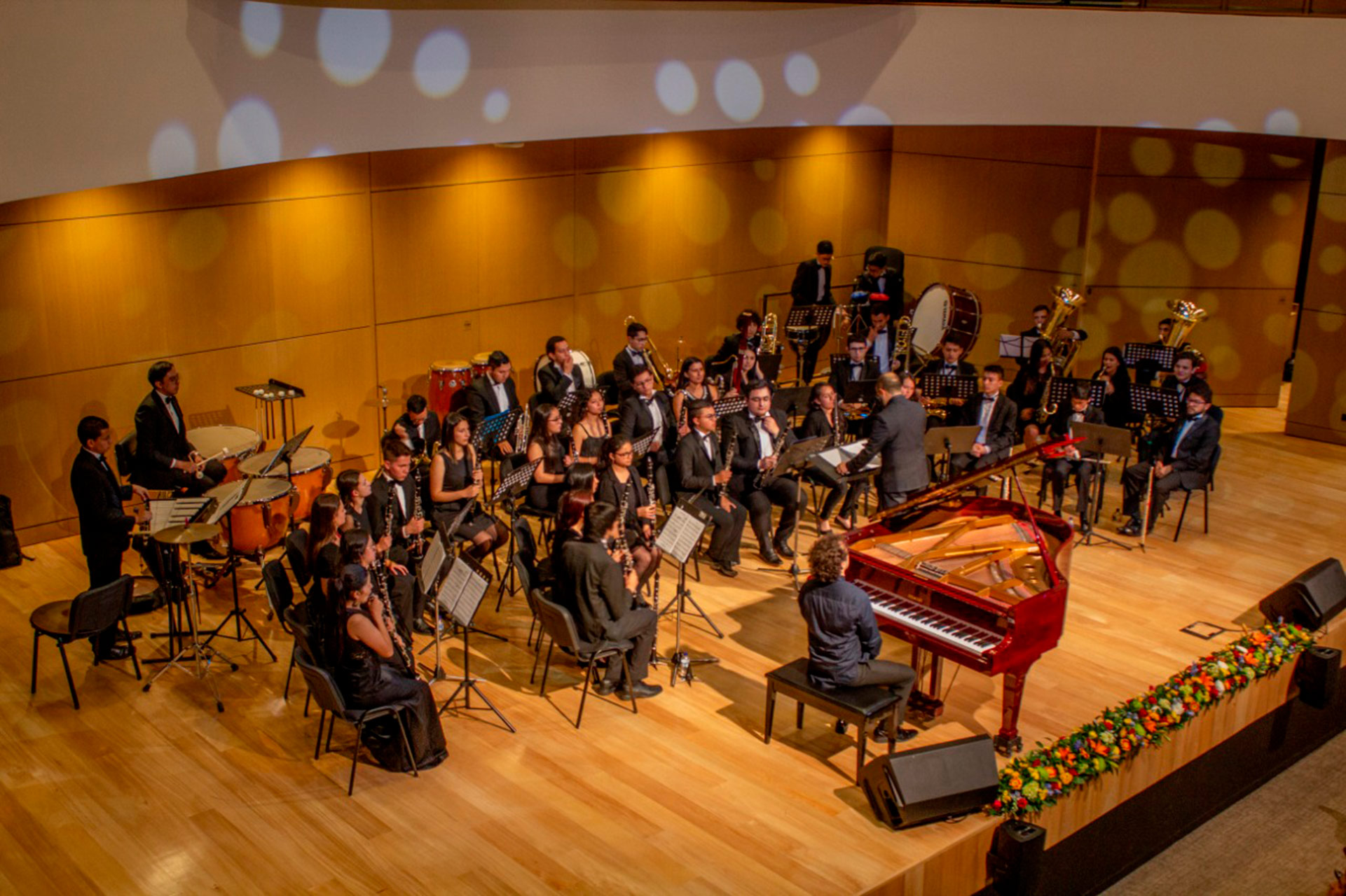 Mauricio Arias realizó concierto durante la celebración de cumpleaños del Gimnasio de los Cerros Mauricio Arias realizó concierto durante la celebración de cumpleaños del Gimnasio de los Cerros