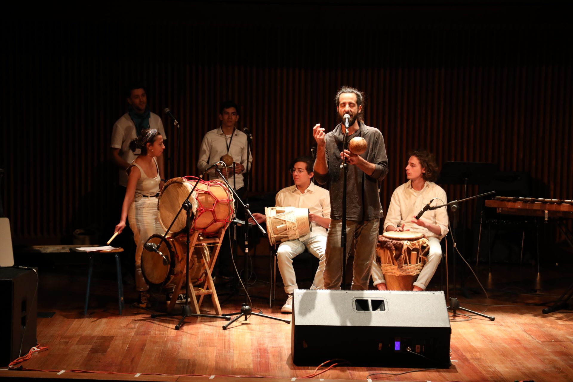 Este simposio exploró cómo los medios digitales y las nuevas tecnologías han afectado las dinámicas de formas musicales “tradicionales”.