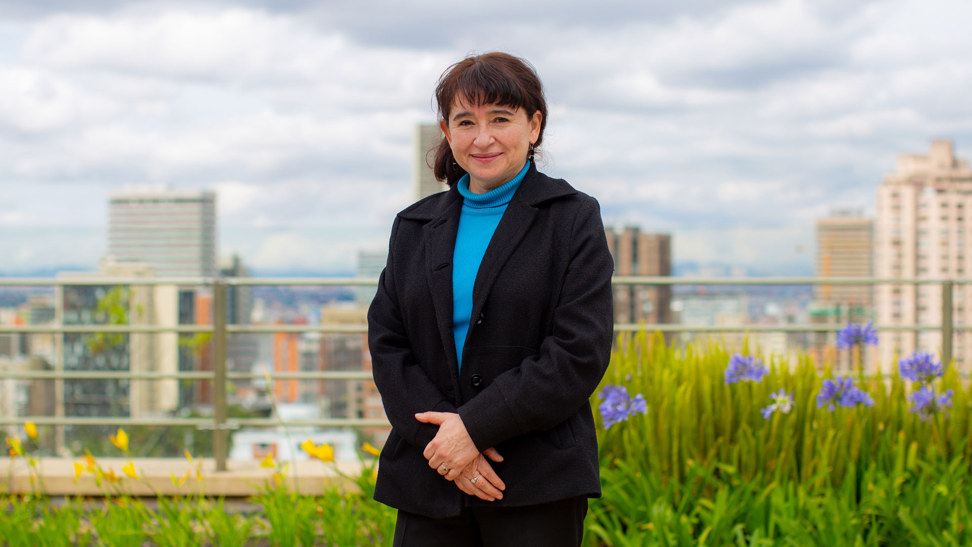 La profesora Díaz es ingeniera de sistemas y computación de Los Andes y magíster en informática (inteligencia artificial, reconocimiento de formas, geometría algorítmica) de la Université Paris 6 (UPMC).