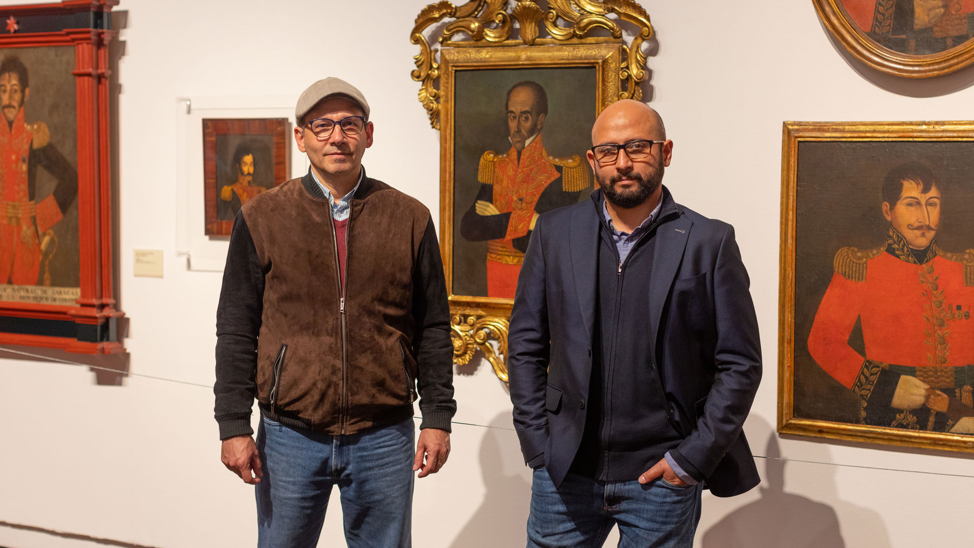 Mario Omar Fernández estudia las pinturas de la exposición del Museo Nacional con microscopía.
