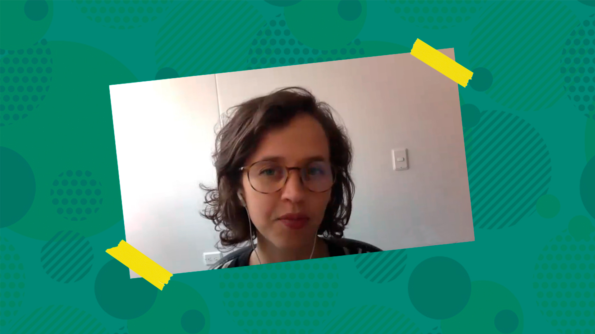 El simple pavimento, para Laura Ceballos, se convierte en una exploración sobre lo vivo