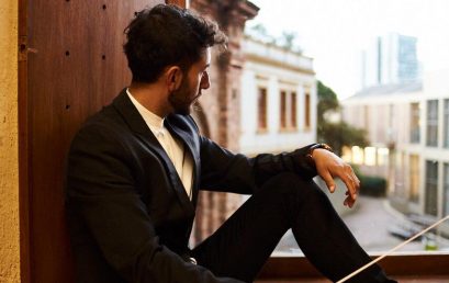 Egresado Alejandro Martínez, director coral, explora la dirección de orquesta con la primera ópera vallenata del mundo