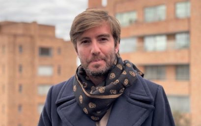 Santiago Wills, profesor de Narrativas Digitales, recibe la Beca Michael Jacobs de crónica viajera 2021