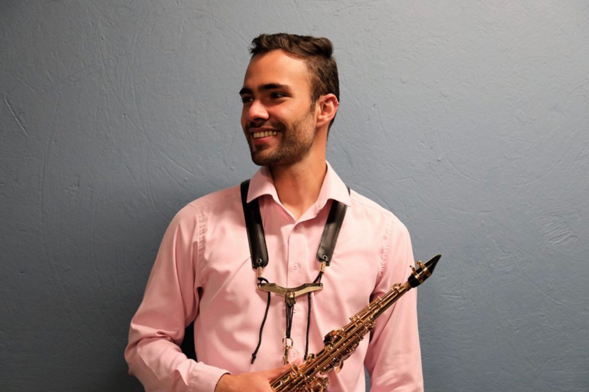 Santiago se graduó del Pregrado en Música en diciembre de 2020