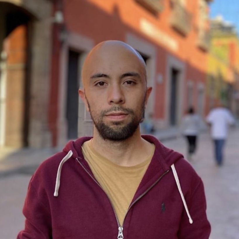 Ingeniero y humanista digital, estudia doctorado en educación