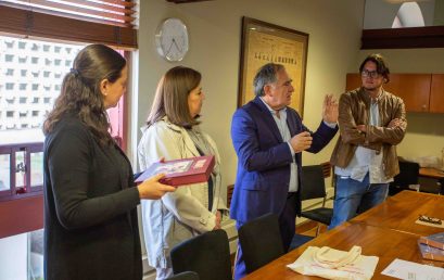 Firma del acta de entrega: facsímil del Códice Aubin es donado a la biblioteca de la Universidad de los Andes