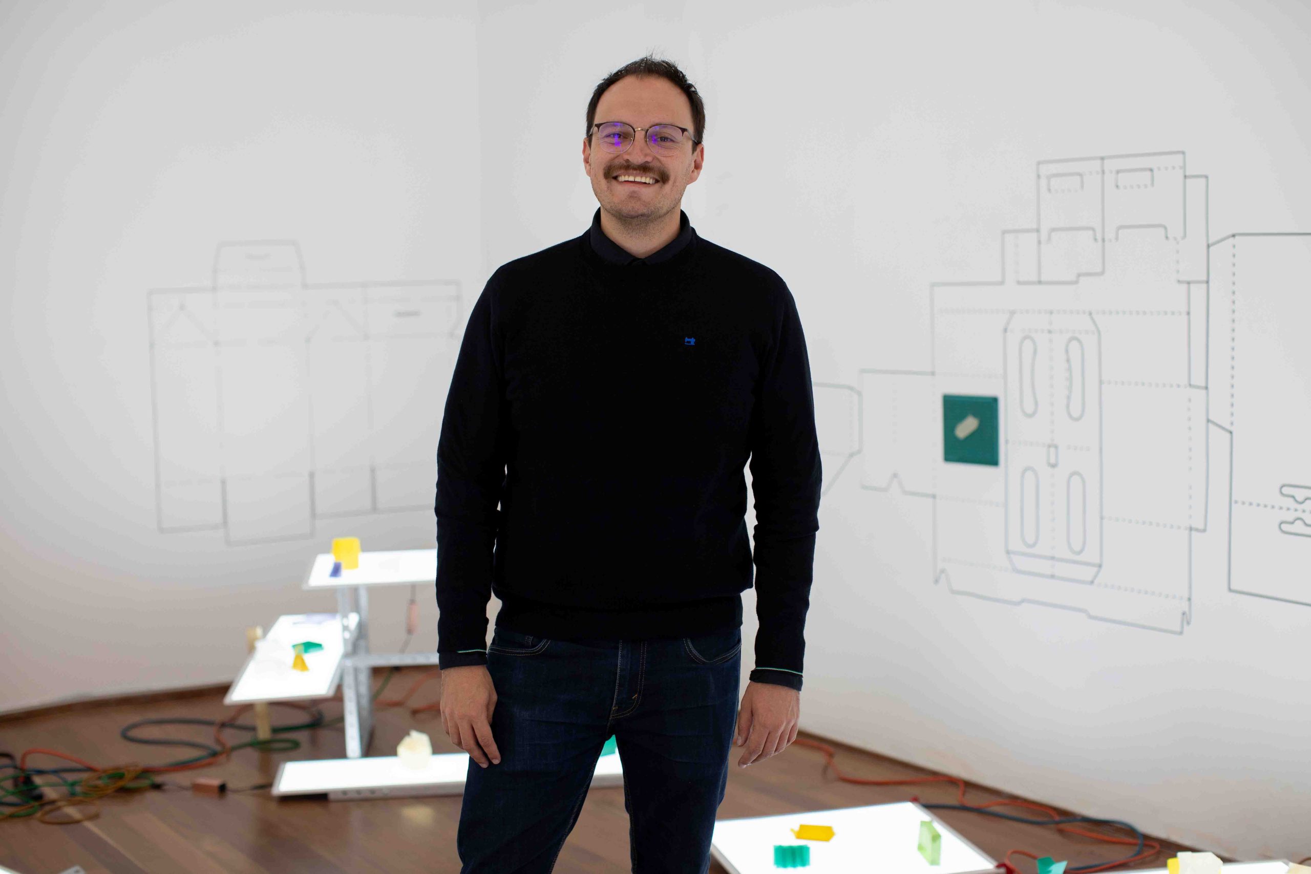 Así fue Artesanía neoliberal II: bagaje emocional, exposición de Nicolás Barrera