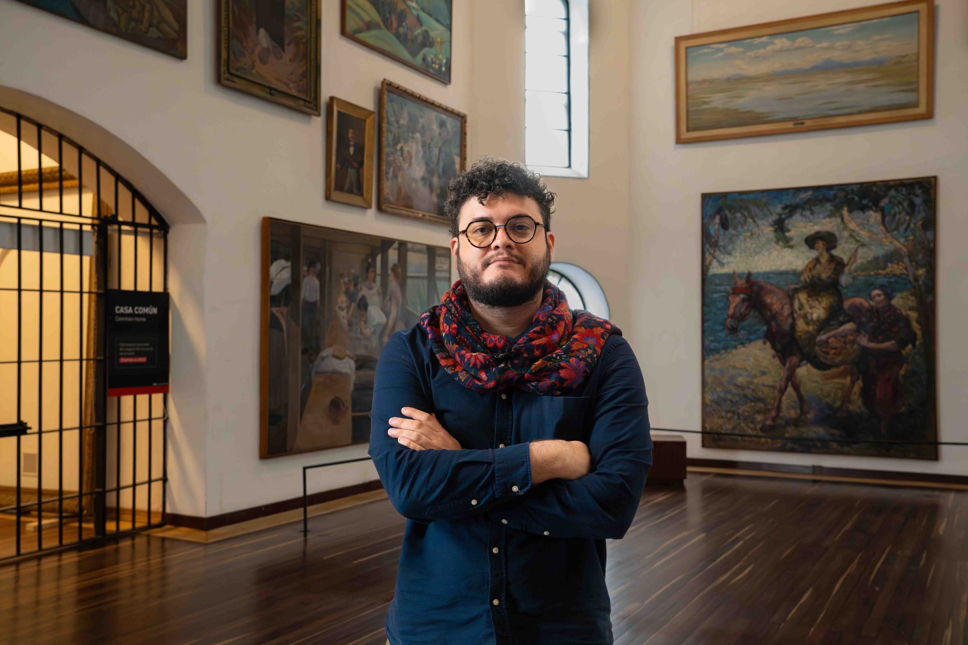 En Hora América, nos trasladamos hasta el Caribe colombiano sin salir de Madrid, gracias a la embajada de Colombia, que acoge la exposición Constelaciones e insurrecciones tropicales curad por Elias Doria
