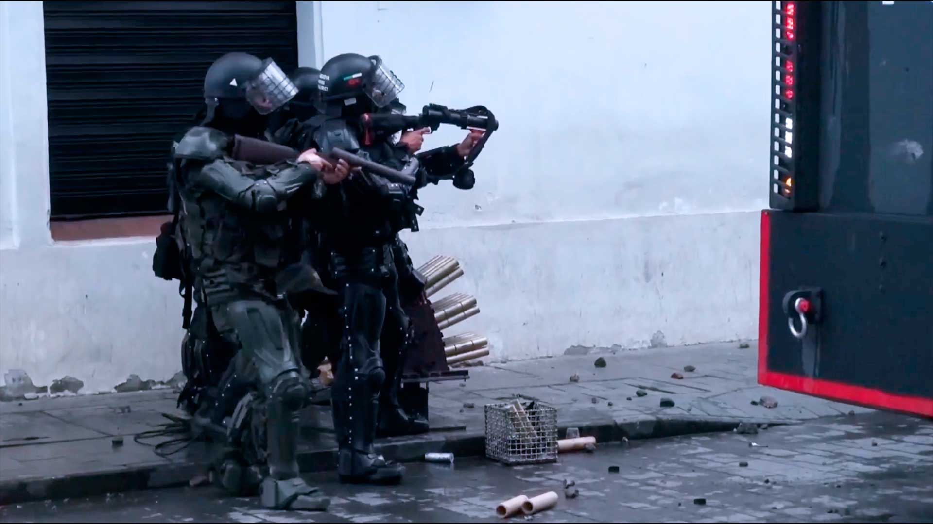 Es un libro transnacional que ofrece una visión clara del oscuro negocio detrás de las armas no letales y su impacto.